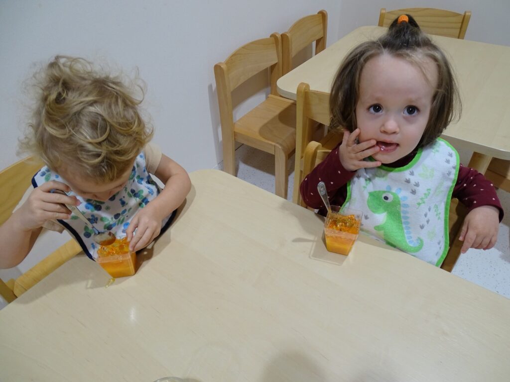 Dziewczynki z próbują dyniowych deserków