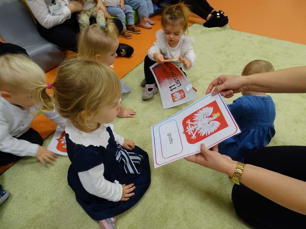 Opiekun pokazuje obrazek