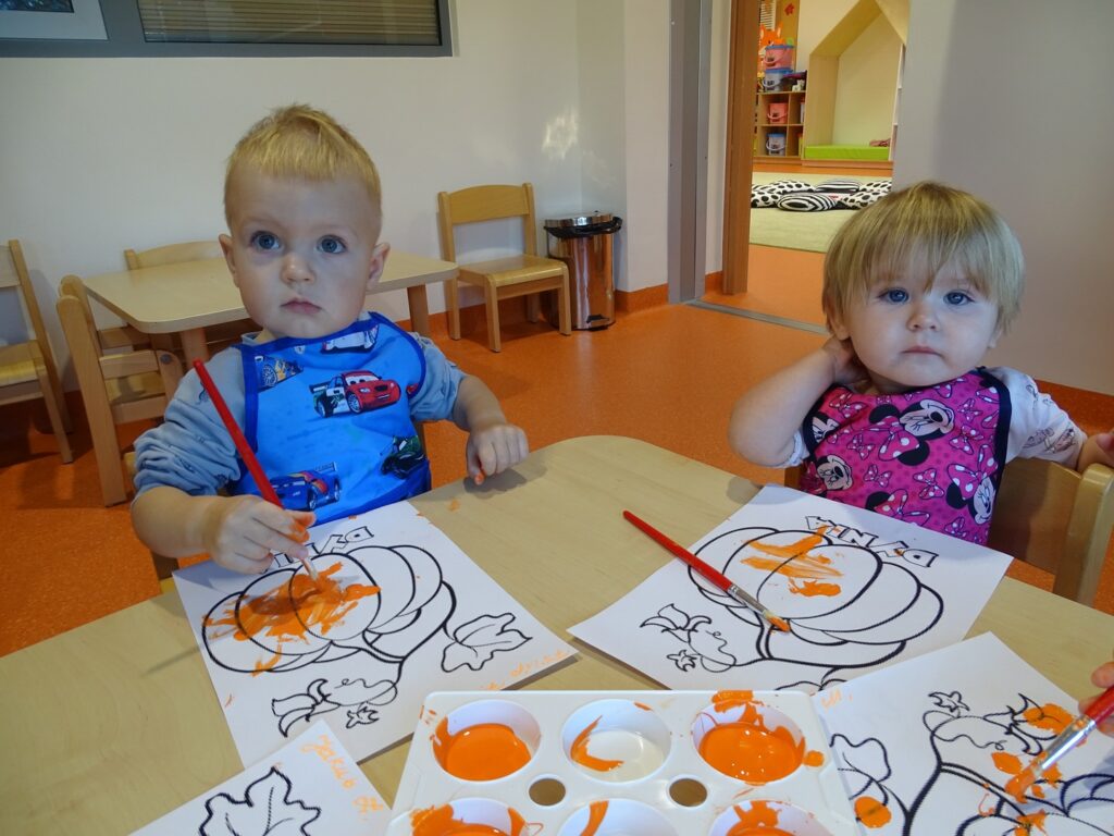 Chłopiec maluje dynię