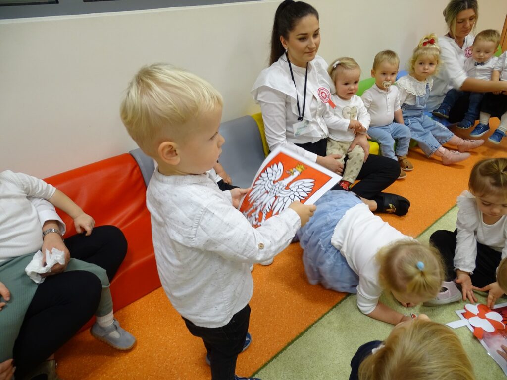 Chłopiec trzyma obrazek