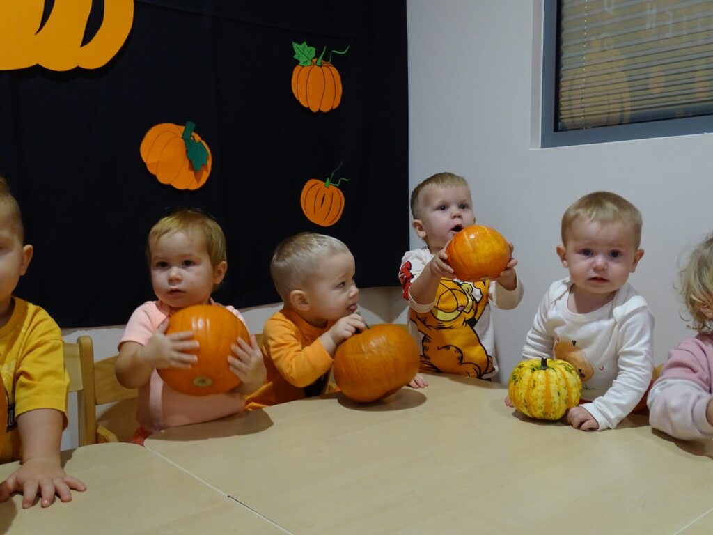 Dzieci dotykają dynie