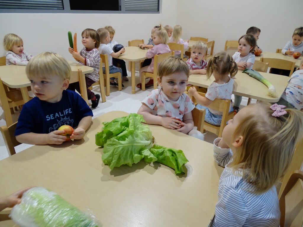 Dzieci oglądają warzywa i owoce