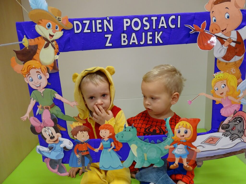 Dzieci pozują do zdjęcia