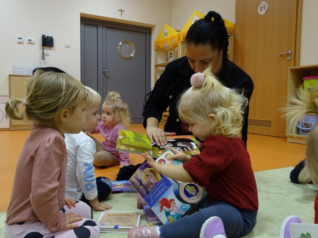 Dzieci z książkami