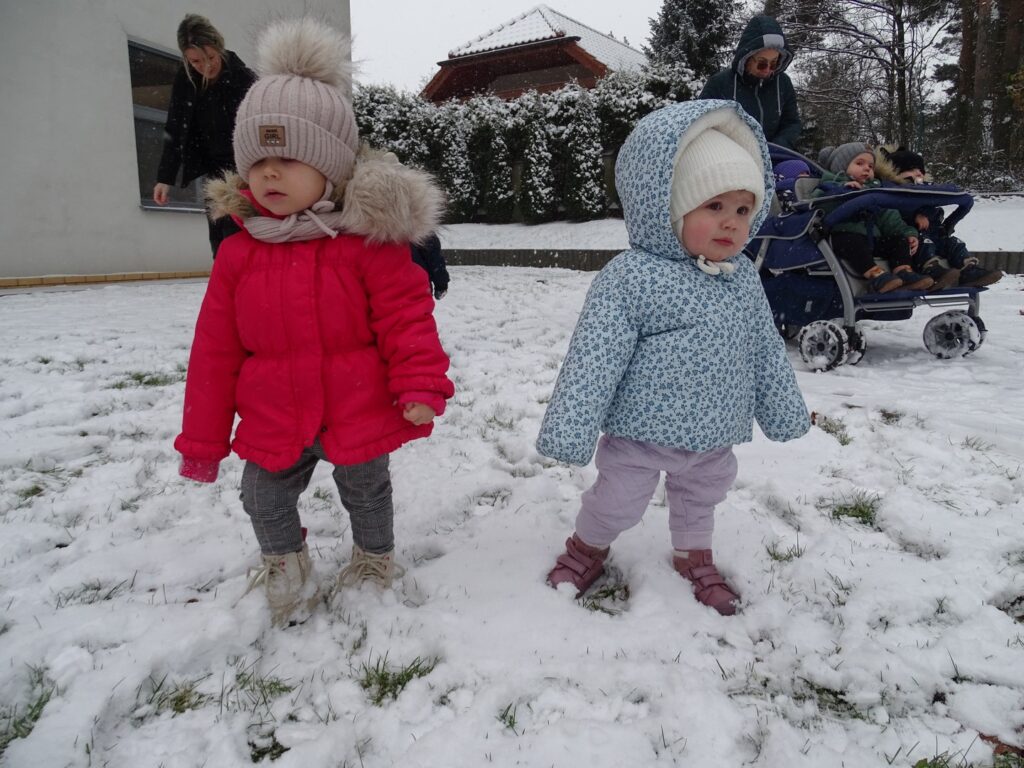 Dziewczynki na śniegu