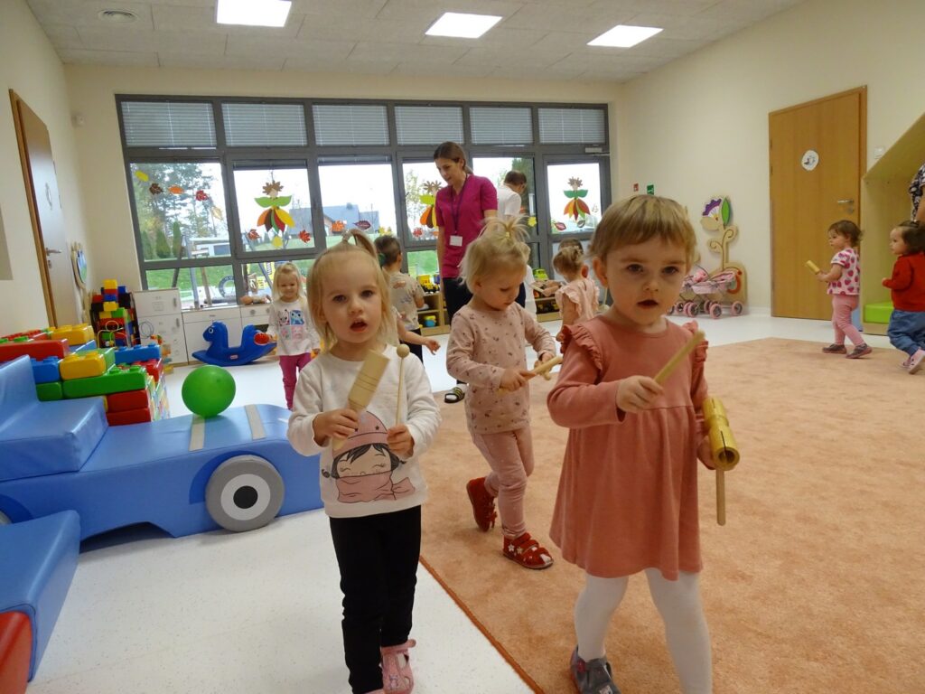 Dziewczynki próbują wystukiwać rytm piosenki