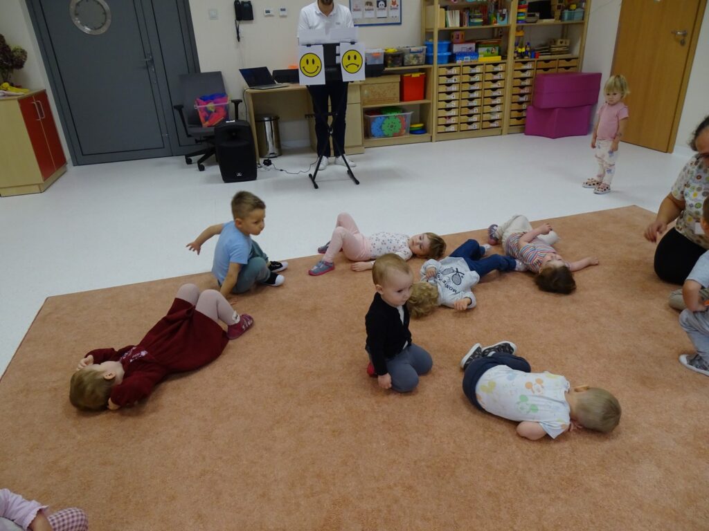 Dzieci leżą na podłodze