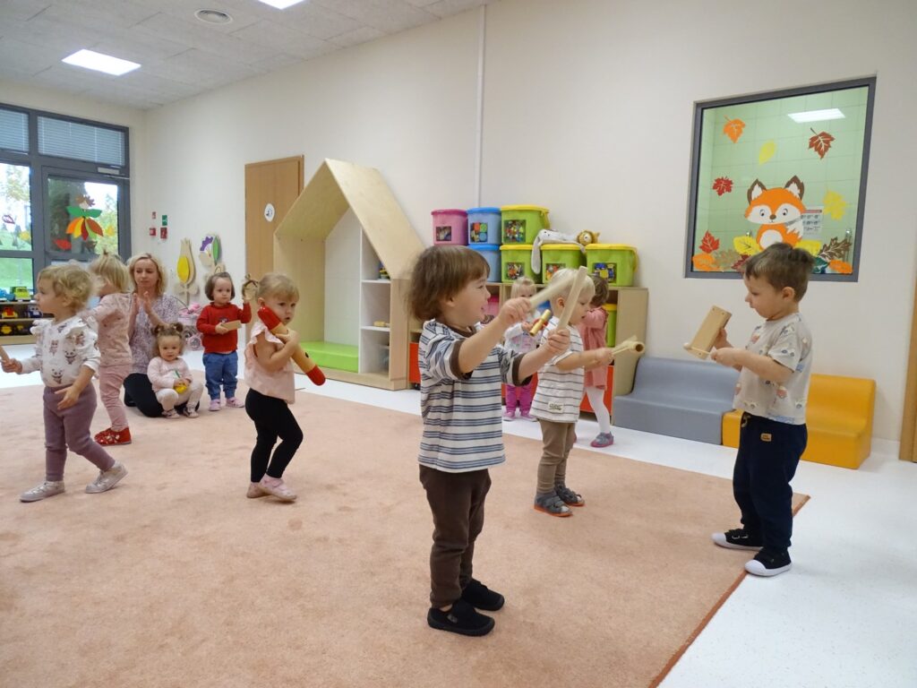 Dzieci próbują grać na instrumentach