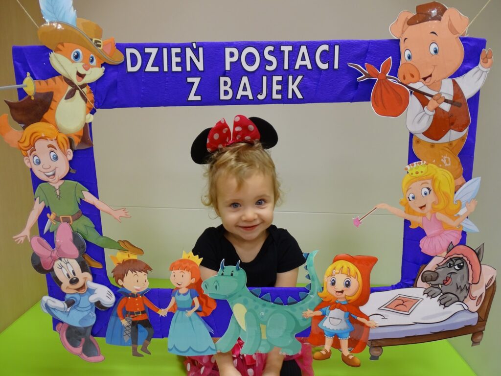 Dziewczynka uśmiecha się