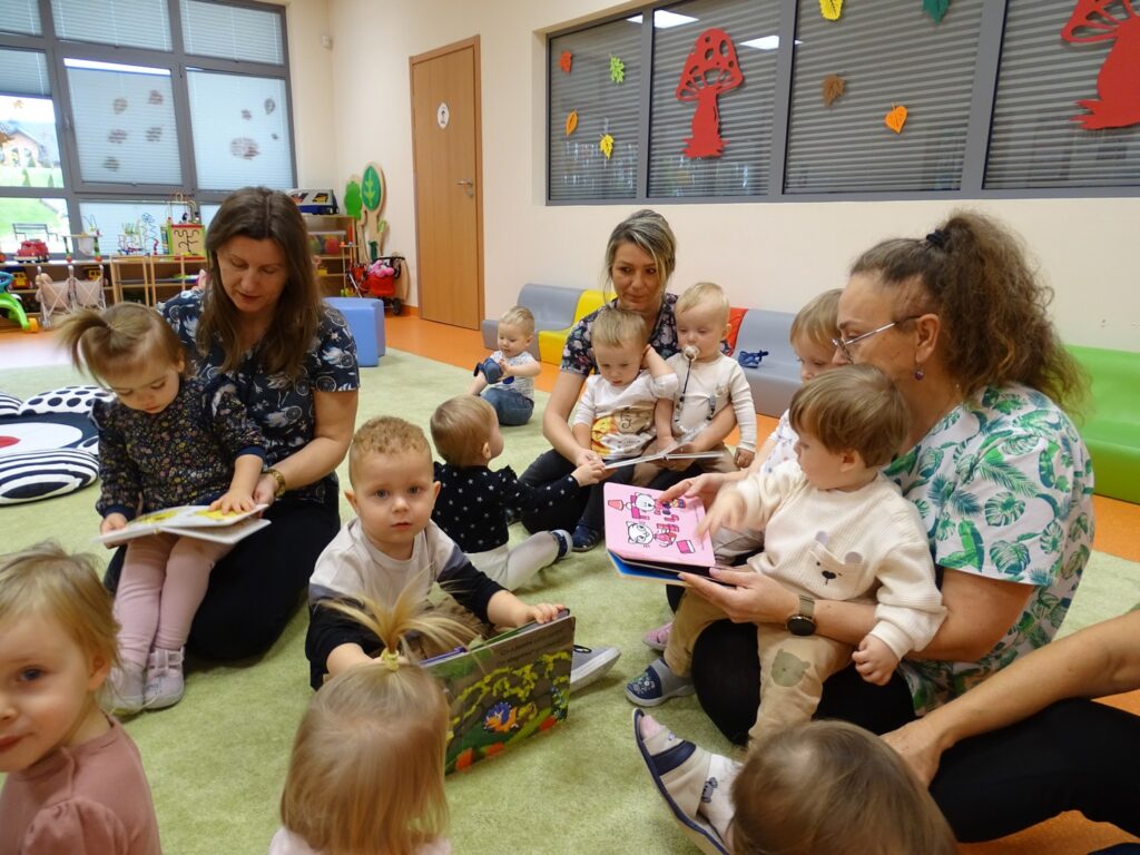 Opiekunowie i dzieci czytają książki