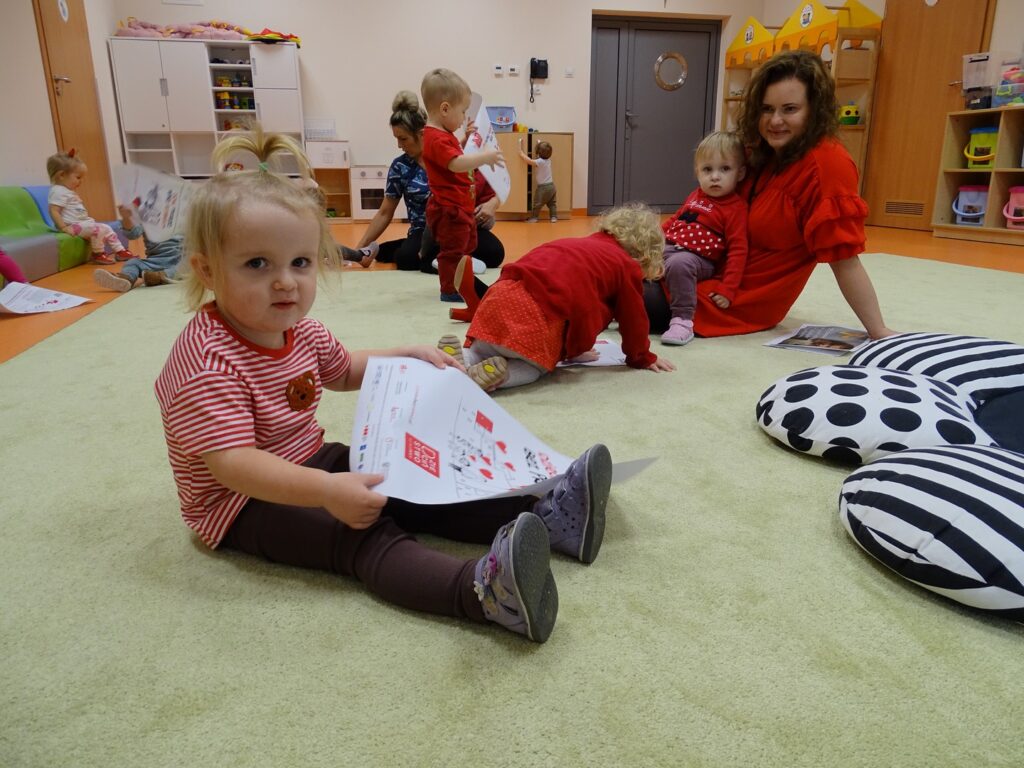 Dzieci oglądają obrazki