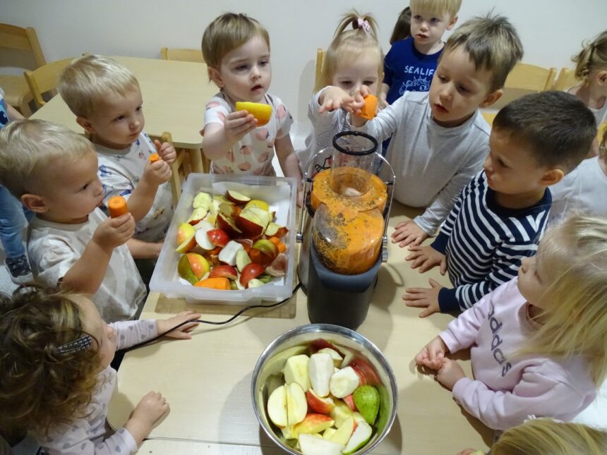 Dzieci robią sok warzywno-owocowy