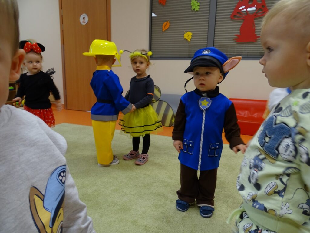 Dzieci tańczą na dywanie