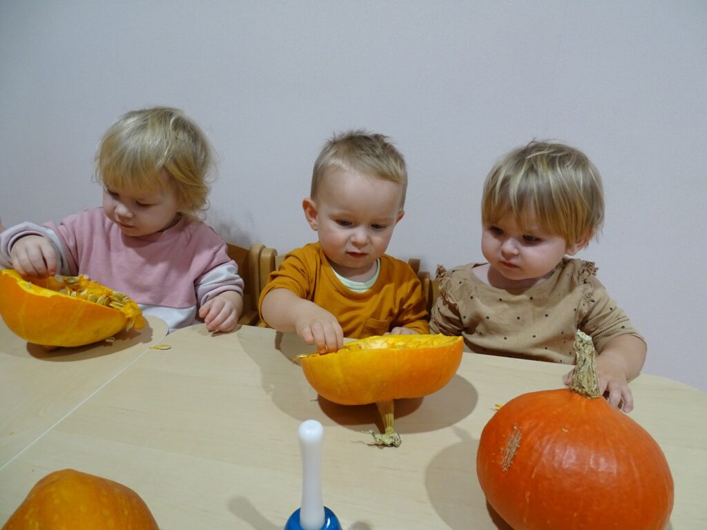 Dzieci wyciągają pestki