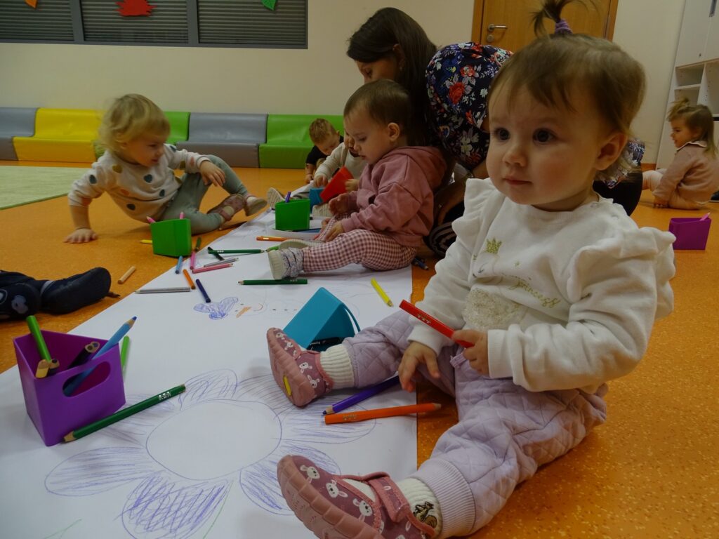 Dziewczynka trzyma kredkę