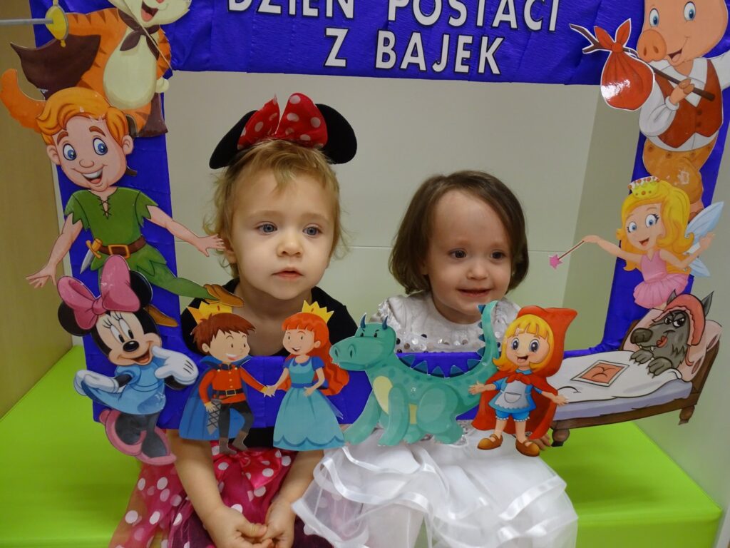 Dziewczynki pozują do zdjęcia z okazji Dnia Bajek