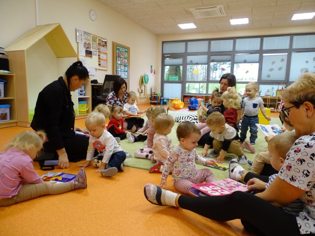 Pani z biblioteki czyta dzieciom książeczkę