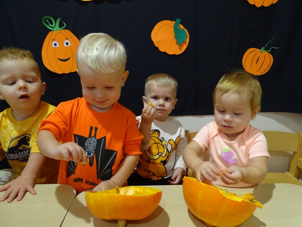 Chłopiec wyjmuje pestki