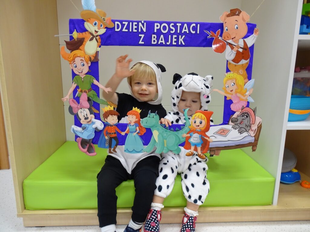 Dzieci pozują do zdjęcia