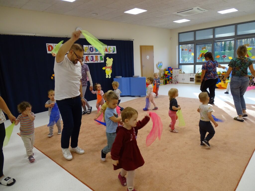 Dzieci tańczą z kolorowymi chustkami