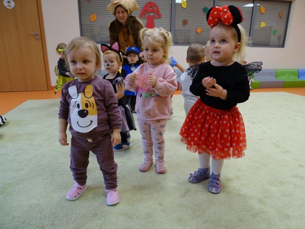 Dziewczynka w przebraniu Myszki Miki