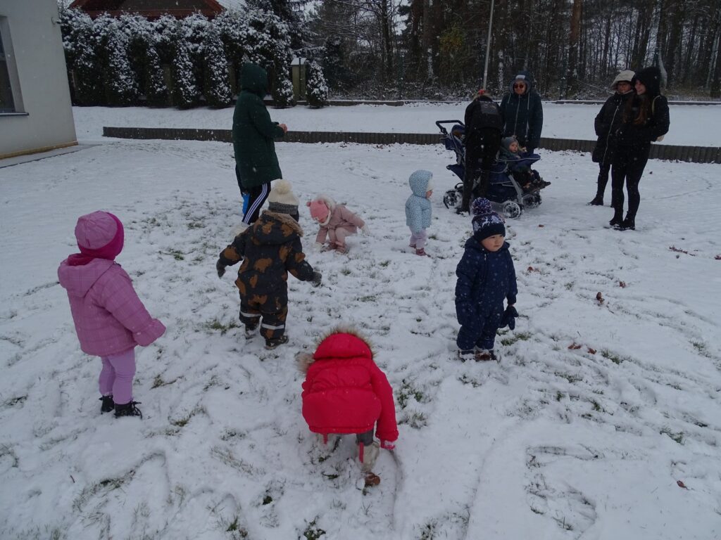 Wspólne zabawy na śniegu