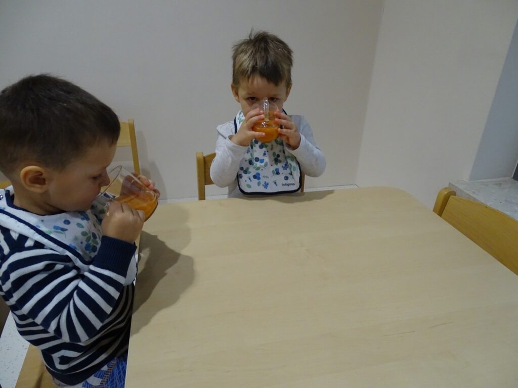 Chłopcy piją soczek