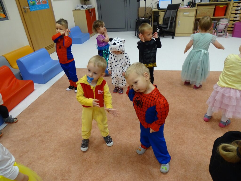 Chłopcy tańczą w rytm piosenki