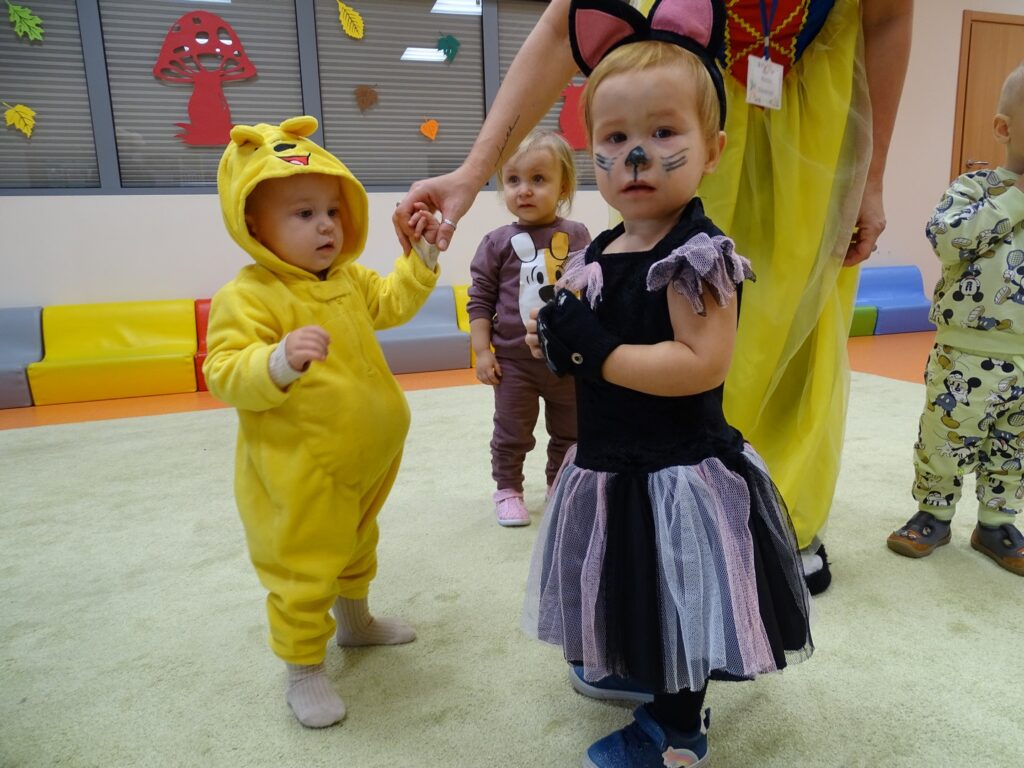 Dziewczynka w przebraniu Kubusia Puchatka