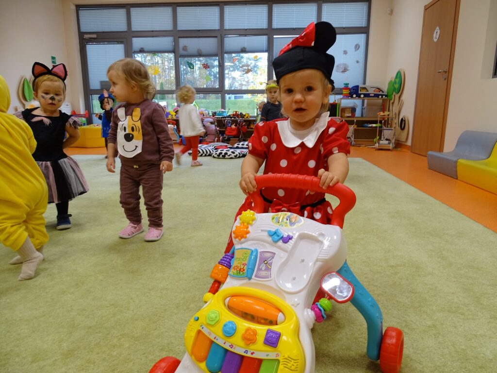 Dziewczynka jako biedroneczka