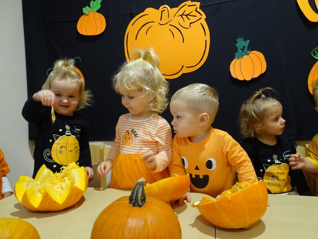 Dziewczynka wyciąga pestki ze środka