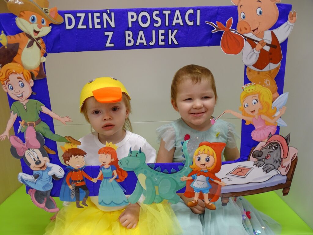 Dziewczynki pozują do zdjęcia