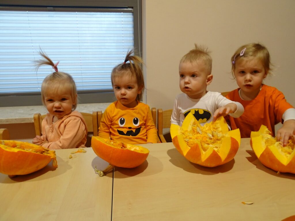 Dyniowa senoryka przy stolikach