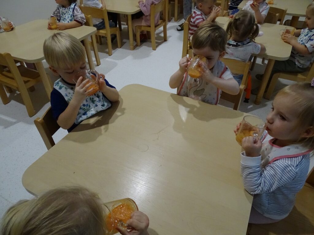 Dzieci piją smakowity jesienny soczek