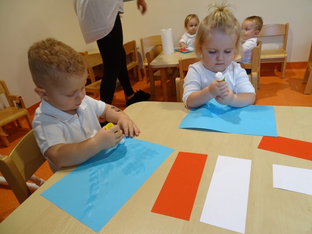 Dzieci pracują z klejem