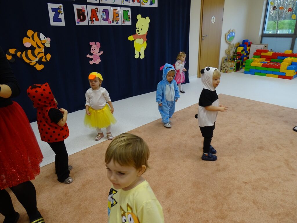 Dzieci spacerują po sali