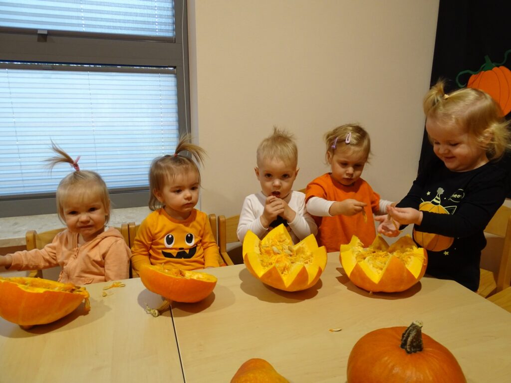 Dzieci bawią się dyniami