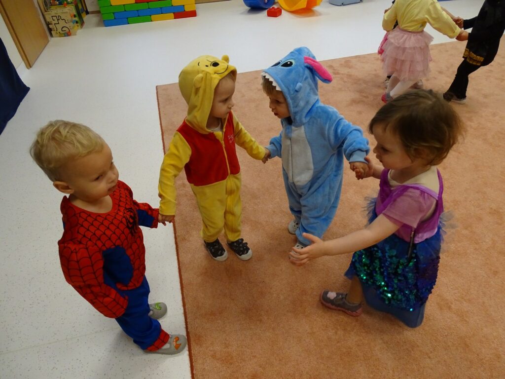 Dzieci tańczą w kółeczku