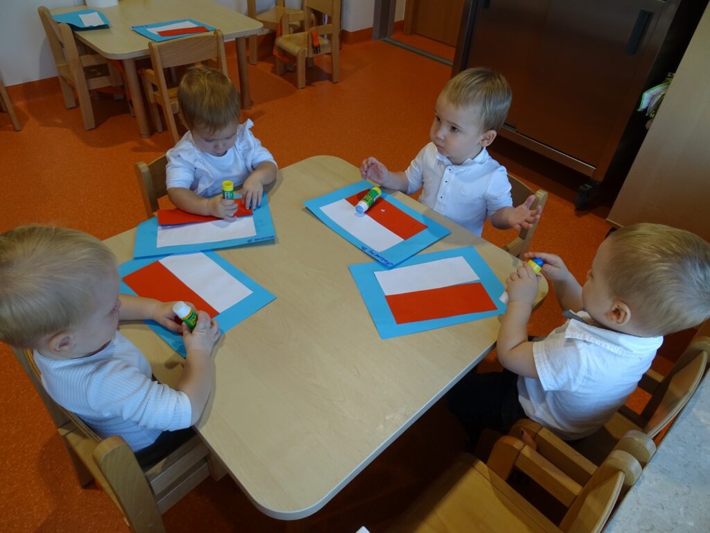 Dzieci pracują przy stoliku