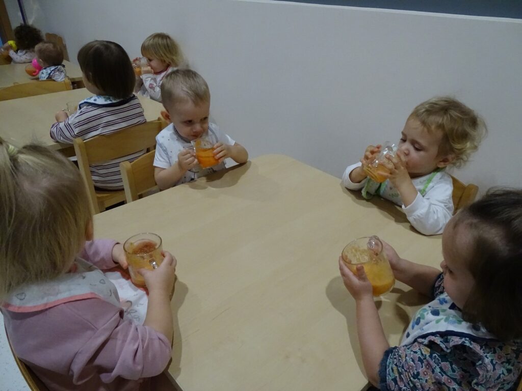 Dzieci próbują wykonanego przez siebie soczku