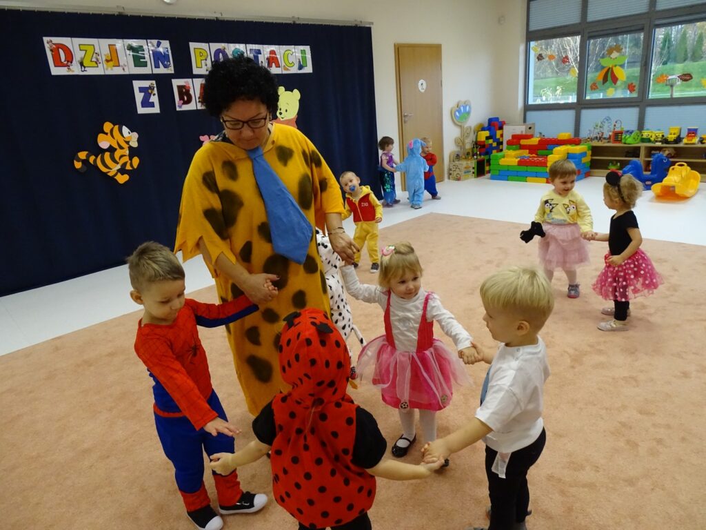 Dzieci tańczą z opiekunką