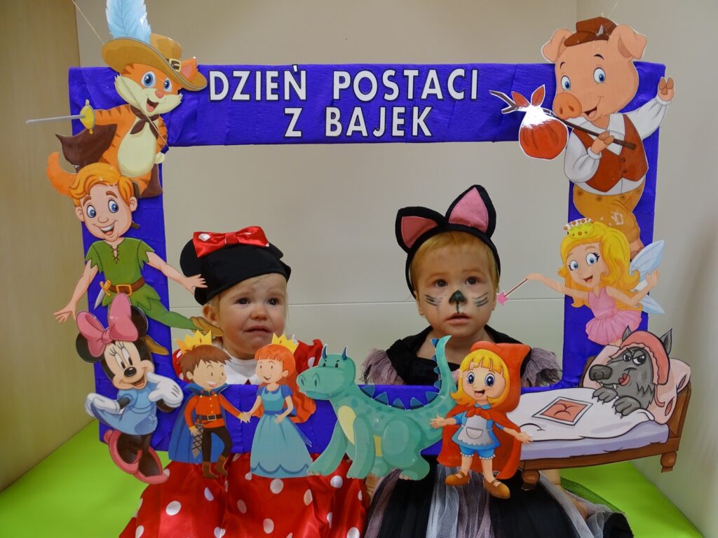 Dziewczynki pozują w fotoramce