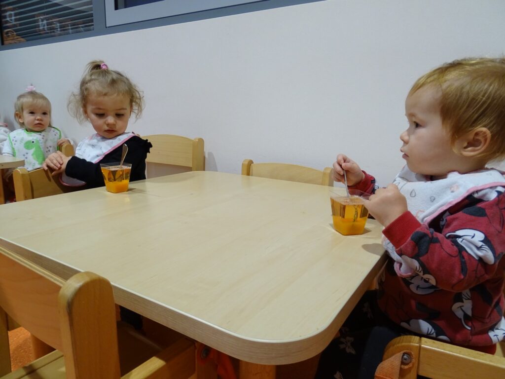 Dziewczynka je podwieczorek