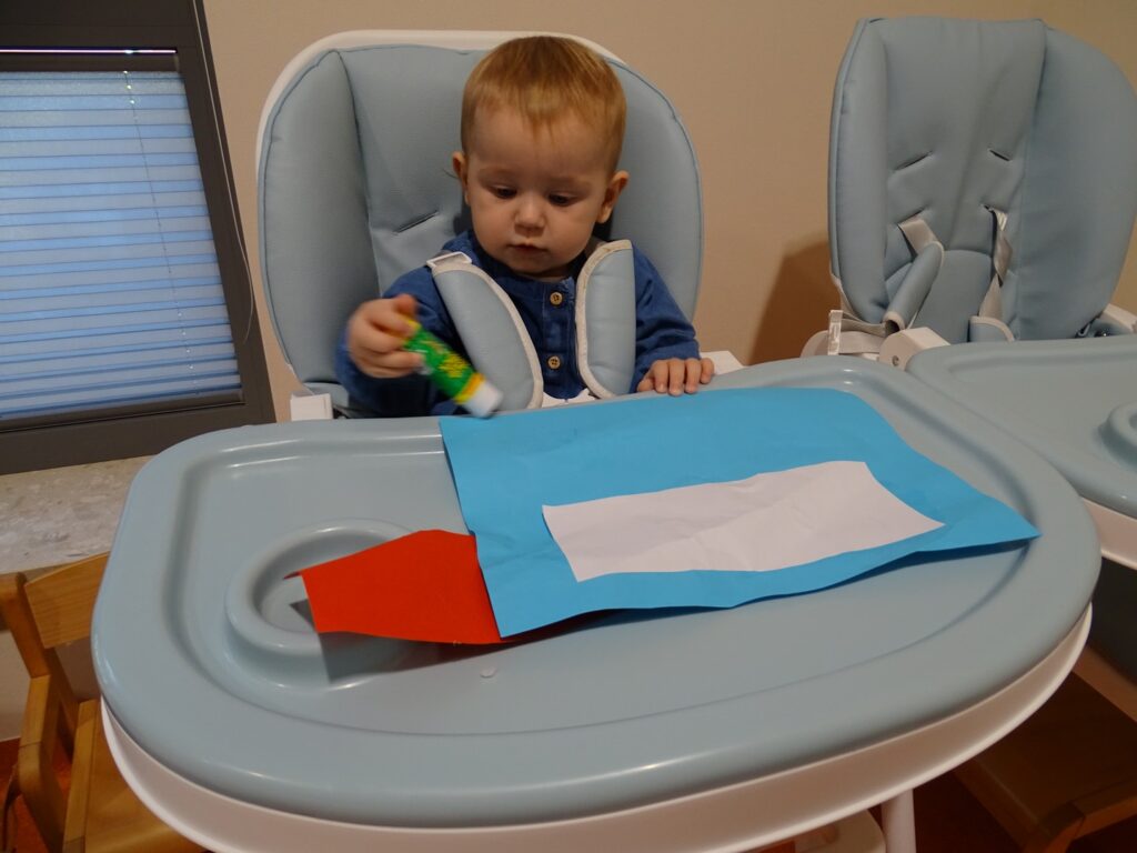 Dziewczynka wykonuje pracę plastyczną