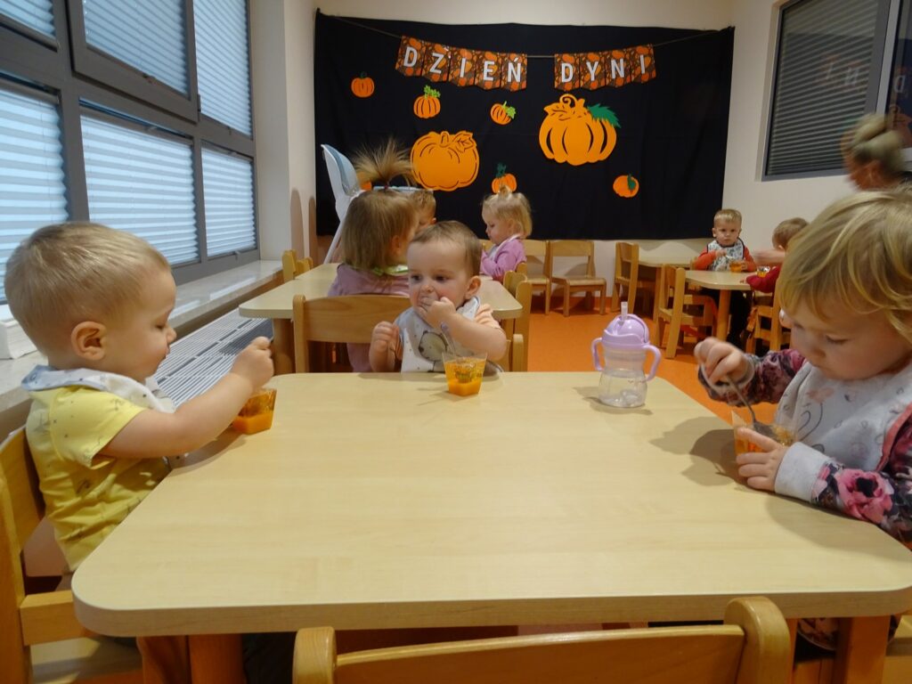 Dzieci jedzą dyniowy podwieczorek