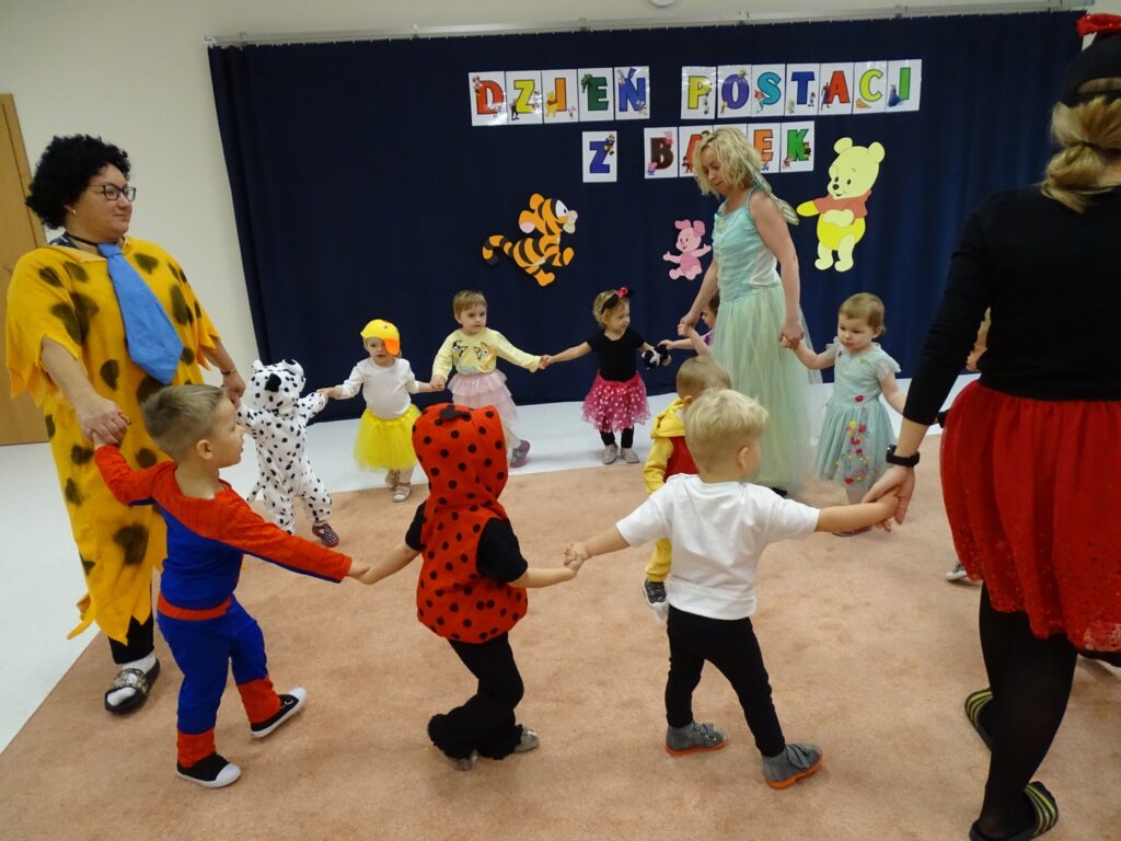 Dzieci tańczą z opiekunkami w kółeczku