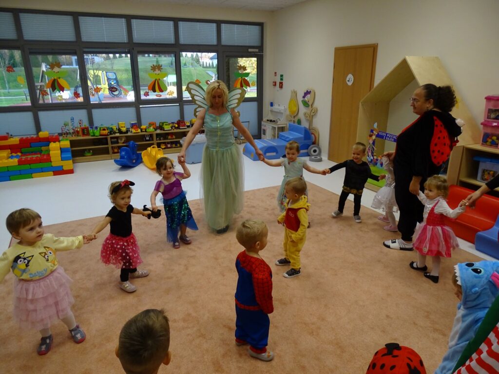 Dzieci tańczą w kółku