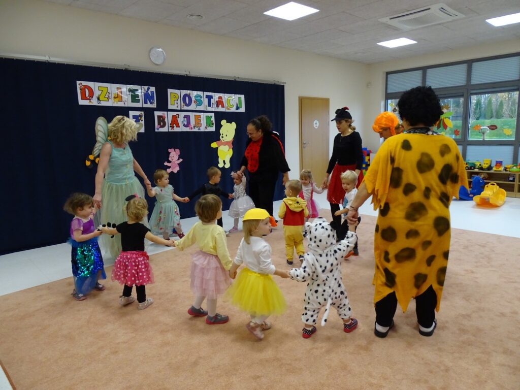 Dzieci wesoło tańczą w rytm muzyki