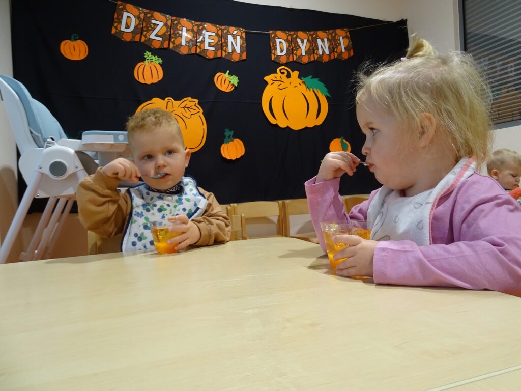 Dziewczynka z chłopcem je deserek