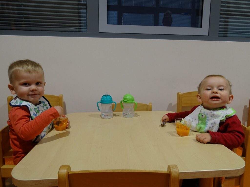 Chłopcy jedzą deserek